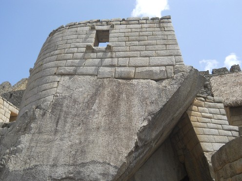 Machu Picchu
                      (Peru), der Sonnentempel mit einer gebogenen
                      Trockenmauer