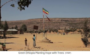 Auf dem Schulhof der Schule Mai
                      Shiho wehen zwei Fahnen