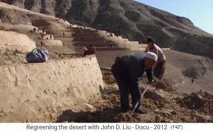 China, Regeneration des L�ssplateaus, Bauern
                    schaffen neue Terrassen mit Schaufeln 02