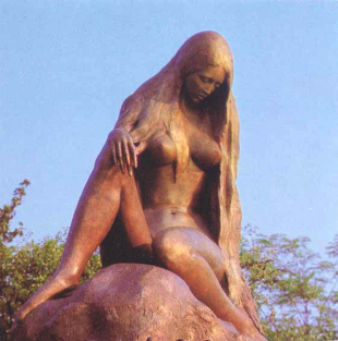 Statue der Loreley mit langen blonden
                            Haaren.