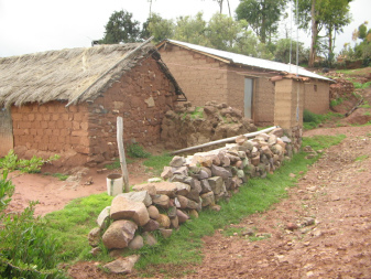 Socos bei Ayacucho (Peru),
                        Steinmauer am Weg grenzt Territorium ab und
                        bietet gleichzeitig kleinen Tieren Schutz und
                        Unterschlupf