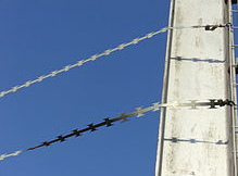 Klingendraht /
                            NATO-Draht / Widerhakensperrdraht /
                            Bandstacheldraht