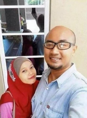 Eine Frau mit verdrehtem Kopf schaut aus dem Spiegel