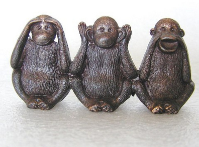 Drei Affen: Alles sehen, alles h�ren, alles
                  sagen - Three monkeys: See everything, hear
                  everything, say everything.