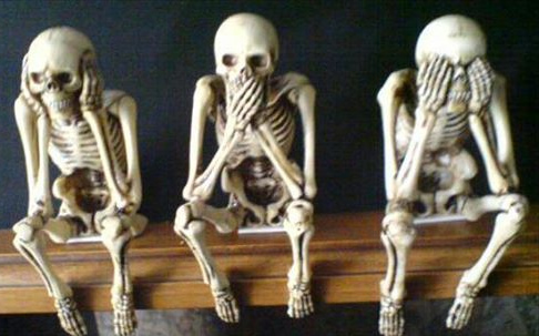 3
                  schweigende Knochenger�ste: nichts h�ren, nichts
                  sagen, nichts sehen - 3 dead monkeys: not hear
                  anything, not say anything, not see anything