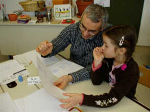 Vater und
                              Tochter am Schultisch