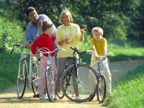Familie auf Velotour: T�chter
                                beobachten genau, wie sich
                                "Papa" verh�lt