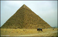 Pyramide in
Ägypten, die den Mittelpunkt bezeichnet Pyramide in Ägypten, die den
Mittelpunkt bezeichnet