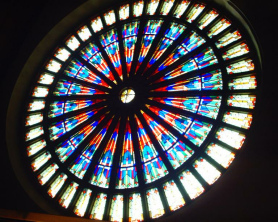 Kirchenrosette mit
weissem Zentrum in Oechtering Kirchenrosette mit weissem Zentrum in
Oechtering