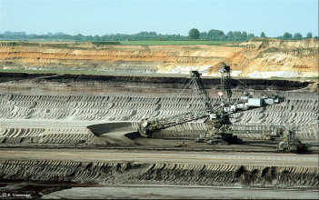 Der
weisse Mensch beraubt die Erde, z.B. durch
Kohle-Tagebau Der weisse Mensch beraubt die
Erde, z.B. durch Kohle-Tagebau