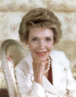 Ego-Verirrung Schmucksucht: mit weissem
                          Sacco und weissen Perlen