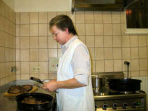 Und was kann Frau tun, damit sie im
                        Leben nicht nur am Kochherd steht?