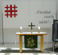 Christlicher Altar mit Kreuz: In
                          streng-christlichen Doktrin-Familien wird auch
                          in der Wohnstube ein Altar aufgestellt, und
                          die Kinder werden diskriminiert, wenn sie den
                          Glauben und die Lebensweise der Eltern nicht
                          �bernehmen.