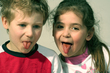 Kinder strecken die Zunge raus