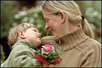 Mutter mit Sohn im Arm