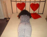 Kleinkind vor F�ssen des Vaters [27]. Wie
                      soll ein Kind �berlegenheit �ber seine Eltern
                      anstreben bei diesen Gr�ssenverh�ltnissen?