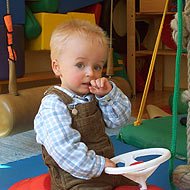 Stotternder Bub mit Hand vor dem Mund