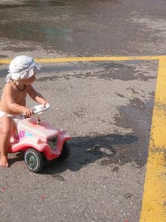 Kind am Steuer: F�r die Bereiche, die das
                      Kind �berblicken kann, soll es selber entscheiden
                      d�rfen, was es tut.