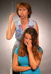 Die Mutter fordert die Tochter, die stellt sich
                    taub.