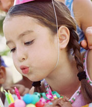 Pustendes M�dchen beim Geburtstagskuchen