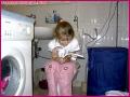 M�dchen liest auf WC
