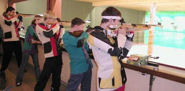 Luftgewehrschiessen von jugendlichen Kindern