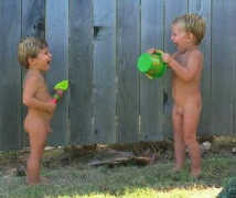 Kleine Buben unbekleidet