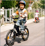 Kind f�hrt Velo mit Helm