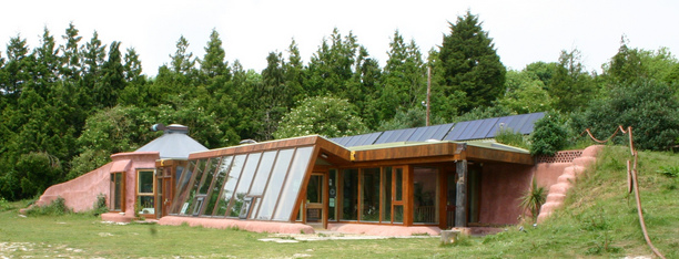 Ein
                            Erdschiff (earthship) in Brighton mit
                            Solaranlage oben drauf