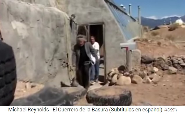 Michael Reynolds auf einer
Erdschiffbaustelle Michael Reynolds auf
einer Erdschiffbaustelle