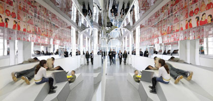 Eine Berliner Schule nach dem
                              Umbau durch die "Baupiloten",
                              mit Variationen der Sitzm�glichkeiten und
                              mentaler Lebendigkeit