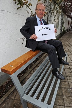 Die
                    Null-Bock-Sitzbank ("Null-Bock-Bank"),
                    Erfindung f�r Jugendliche von B�rgermeister Dieter
                    M�rlein (Eppelheim bei Heidelberg) [4]
