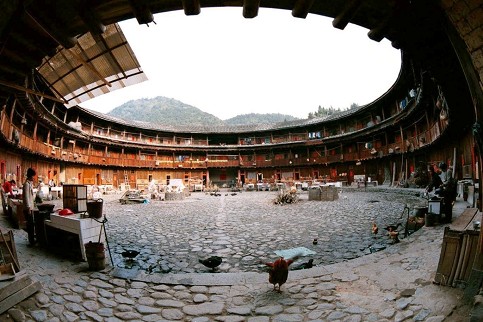 Hakka-Rundh�user in China (04),
                            Innenhof mit Kochstellen und H�hnern [1]