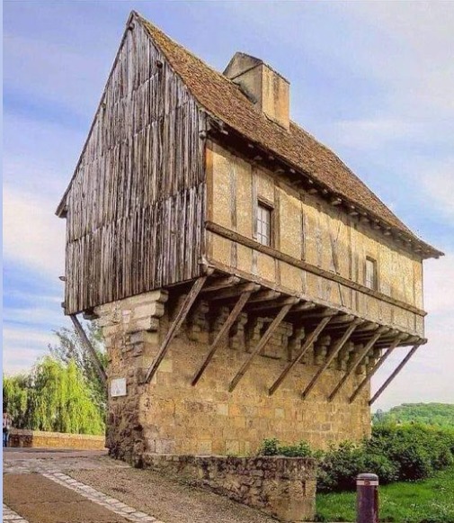 Périgueux
(Frankreich) am
27.10.2024: Haus auf
Mauer Périgueux
(Frankreich) am
27.10.2024: Haus auf
Mauer