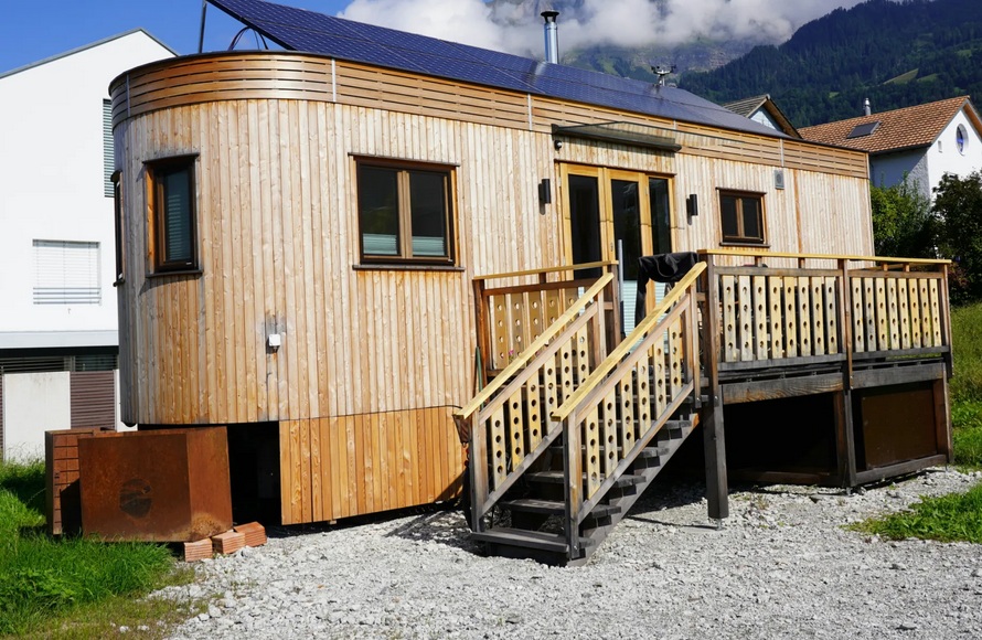 Solarstrom ermöglicht eine
nachhaltige Teilversorgung des
Strombedarfs und stärkt die
energetische Unabhängigkeit eines Tiny
Houses Solarstrom ermöglicht
eine nachhaltige Teilversorgung des
Strombedarfs und stärkt die
energetische Unabhängigkeit eines Tiny
Houses