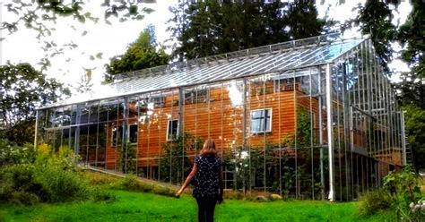 Schweden am 17.10.2025: Haus
im Gewächshaus ist auch im Winter
warm 01 Schweden am
17.10.2025: Haus im Gewächshaus ist
auch im Winter warm 01