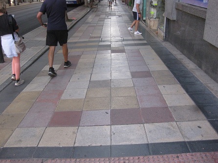 Trottoir
                  / B�rgersteig in Platten weiss-gelb-rosa-rot und
                  schwarze R�nder