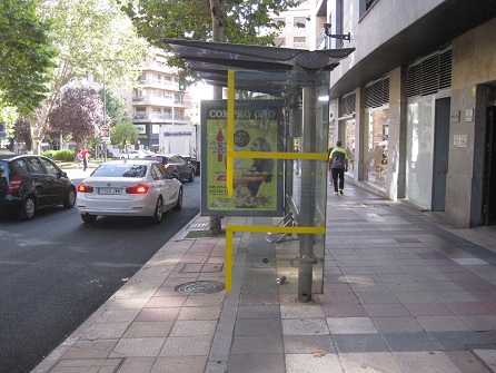 Trottoir / B�rgersteig in Platten
                        weiss-gelb-orange-rosa-rot-und schwarze R�nder
                        mit Busstationsbereich in rot+orange