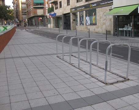 Trottoir /
                            B�rgersteig in Platten in Weiss mit
                            schwarzen B�ndern