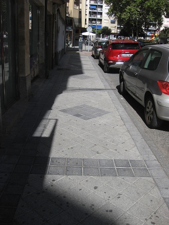 Trottoir / B�rgersteig in weissen
                            Platten mit schwarzen B�ndern und Rauten