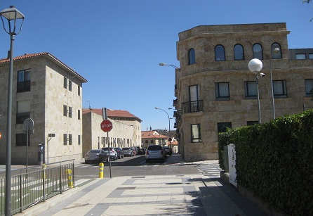 Trottoir /
                        B�rgersteig mit weissen Platten und schwarzen
                        B�ndern