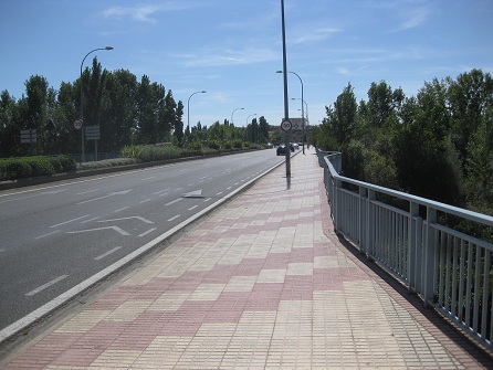 Trottoir / B�rgersteig in gelben
                            Platten mit roten, diagonalen B�ndern