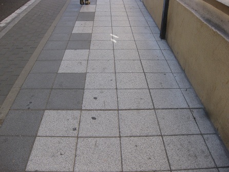 Trottoir
                        / B�rgersteig in weissen Platten mit schwarzem
                        Zahnradrand doppelt