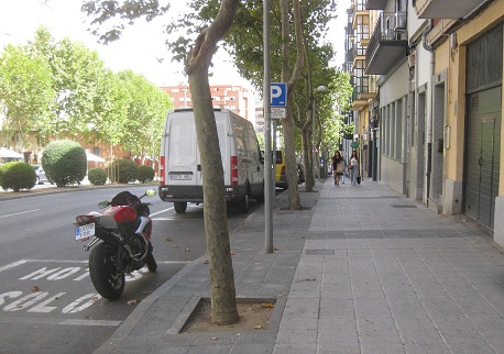 Trottoir / B�rgersteig in
                        weissen Platten mit schwarzen B�ndern und
                        schwarzem Bereich mit B�umen 01