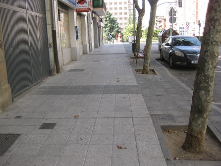 Trottoir / B�rgersteig in
                        weissen Platten mit schwarzen B�ndern und
                        schwarzem Bereich mit B�umen 02