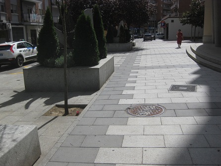 Trottoir / B�rgersteig in
                            weissen Platten mit schwarzen B�ndern und
                            Zahnradband