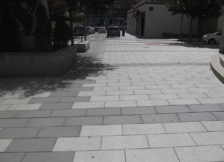 Trottoir /
                            B�rgersteig in weissen Platten mit schwarzen
                            B�ndern und Zahnradband, Zoom