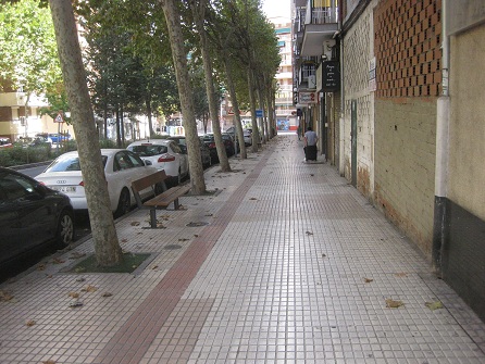 Trottoir / B�rgersteig in gerillten Platten
                        weiss-gelb kombiniert mit roten B�ndern