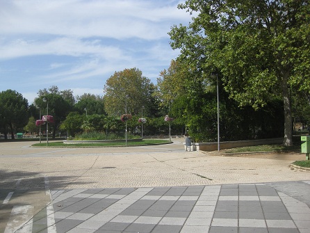 Platz in weiss-schwarzen
                    Platten und dann in gelben Gartensteinen