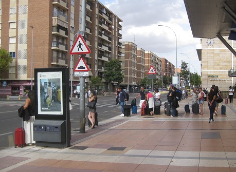 Bahnhof Salamanca: Vorplatz in Platten
                        weiss-gelb-rot und schwarzen B�ndern 02